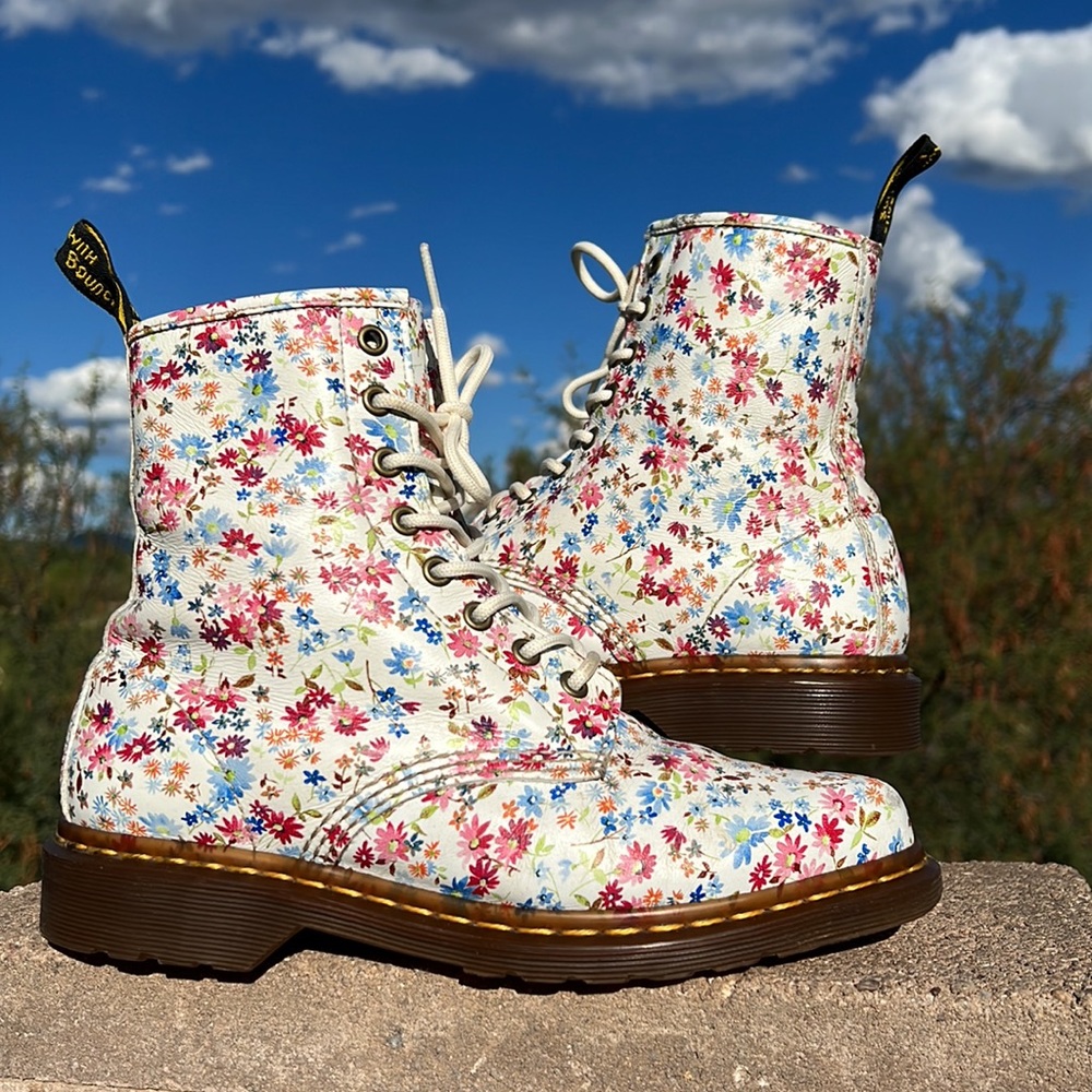 🌸 Dr. Martens Vintage Pointed Toe Floral Boots 🌸 - Picture 3 of 17